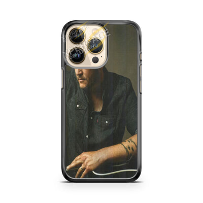 blake shelton arms crossed iPhone 14 Pro Case Cover